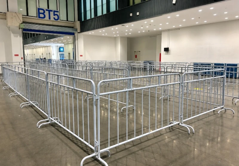 ระบบกั้นคิวในห้องโถงนิทรรศการในร่ม